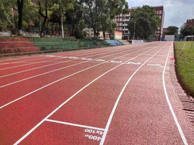 塑膠跑道基層要鋪瀝青嗎?深度解析塑膠跑道建設要點