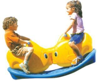 宜賓幼兒園搖馬與塑膠跑道 打造安全有趣的兒童成長環境